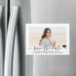 Invitación Magnética Graduación Guardar el guión fotográfico 1<br><div class="desc">Comparte las alegres noticias de tu próxima fiesta de graduación, así como una foto favorita con estos minimalistas modernos y sencillos, ahorra las invitaciones magnéticas de la fecha. El texto es sencillo para el personalizar de incluir el nombre del graduado, el año de clase, la escuela y otros detalles del...</div>