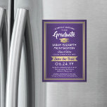 Invitación Magnética Graduación Salvar el oro blanco morado elegante de<br><div class="desc">Comparte la alegre noticia de tu próxima fiesta de graduación con este elegante Relieve metalizado de oro morado, blanco y falso, ahorrando invitaciones magnéticas de la fecha. Todo el texto es sencillo para el personalizar. La espalda magnética los hace fáciles de mostrar para la familia y amigos. El diseño presenta...</div>