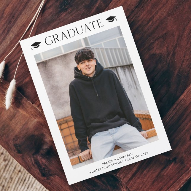 Invitación Magnética Graduación simple de fotos (Simple black and white cap photo graduation announcement magnetic card.)