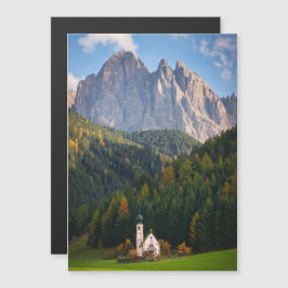Invitación Magnética Iglesia frente a las montañas Dolomitas en Italia