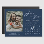 Invitación Magnética Imagen Elegante De Estilo Azul Moderno De Guión Gu<br><div class="desc">Azul moderno |Fondo ceruleano Elegante Script ‘Save the Date’ Magnetic Card con calendario Personalizado con una hermosa foto. Hágale saber a su familia, amigos y colegas que ha fijado una fecha para la celebración de su boda con esta elegante tarjeta. Para mover el marcador de anillo > haga clic en...</div>