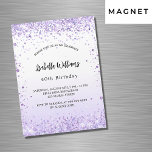 Invitación Magnética La lavanda violeta de cumpleaños desencadena la es<br><div class="desc">Para una elegante fiesta de cumpleaños número 40 (o cualquier edad). Fondo de degradado blanco y violeta de moda. Decorada con purpurinas falsos violetas,  chispas. Personalice y agregue un nombre y detalles del fiesta. El nombre se escribe con un guión de estilo con letras a mano</div>