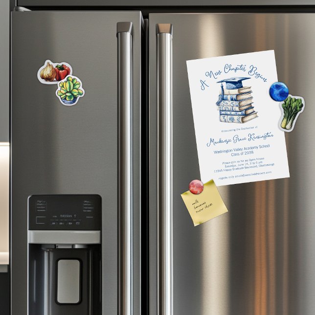 Invitación Magnética Libros de Chinoiserie azul Nueva Graduación de Cap (Blue Chinoiserie Books New Chapter Graduation Magnetic Invitation Annoucements)