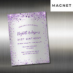 Invitación Magnética Lujo violeta de plata de cumpleaños<br><div class="desc">Invitación magnética de una fiesta de cumpleaños de niñas y mujeres de 21 años (o de cualquier edad). Delante: Un fondo de moda y de aspecto falso plateado. Decorada con purpurina falso morado y violeta, chispas. Personalice y agregue un nombre, detalles del fiesta. El nombre está escrito con un guión...</div>