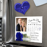 Invitación Magnética Magnate de fecha de guardado de fotos y calendario<br><div class="desc">Estas bellas tarjetas magnéticas son la manera perfecta de hacer saber a tu familia y amigos que ahorran la fecha para tu próximo boda. El diseño romántico está decorado con un único rosa de color azul real o cobalto de tallo largo, que se encuentra en su lado reflejando o reflejado...</div>