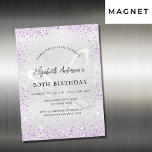 Invitación Magnética Mariposa violeta de plata de cumpleaños enciende l<br><div class="desc">Un imán de invitación al cumpleaños moderno y elegante. Un fondo de color falso plateado decorado con chispas de imitación de purpurina violeta y una mariposa como marca de agua. Personalice y agregue sus nombres y detalles del boda. Letras de color negro.</div>
