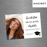 Invitación Magnética Moderna fiesta de graduación de fotos Guardar la t<br><div class="desc">Una foto Guardar la tarjeta magnética de fecha para una fiesta de graduación. Al frente: Añade tu propia foto vertical del graduado. Fondo blanco de moda, texto negro. Plantillas para un nombre y una fecha. El nombre y el texto: Guardar la fecha se escriben con un guión de estilo con...</div>