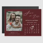 Invitación Magnética Moderna Foto De Guión Rojo Elegante Guardar La Fec<br><div class="desc">Moderna tarjeta magnética Red Elegant Script ‘Save the Date’ con calendario Personalizado con una hermosa foto. Hágale saber a su familia, amigos y colegas que ha fijado una fecha para la celebración de su boda con esta elegante tarjeta. Para mover el marcador de anillo > haga clic en azul ‘Personalize’...</div>