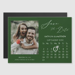 Invitación Magnética Moderna Imagen Elegante De Guión Verde Guardar La<br><div class="desc">Modern Sage Green Background Elegant Script ‘Save the Date’ Magnetic Card con calendario Personalizado con una hermosa foto. Hágale saber a su familia, amigos y colegas que ha fijado una fecha para la celebración de su boda con esta elegante tarjeta. Para mover el marcador de anillo > haga clic en...</div>