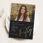 Invitación Magnética Oro con guión minimalista 50.ª foto cumpleaños<br><div class="desc">La minimalista y moderna invitación a la fiesta de cumpleaños número 50 incluye elegante Relieve metalizado de oro falso número manuscrito Cincuenta y tus detalles fiestas en el clásico tipo de letra serif con color de fondo negro, simple y elegante, gran sorpresa invitación de cumpleaños para adultos para hombres y...</div>