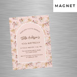 Invitación Magnética Pampas rosa floral oro de lujo cumpleaños<br><div class="desc">Marco de arco sobre un patrón de pampas hierba y flores rosadas y una cruz dorada. Personalice y agregue un nombre y detalles.</div>