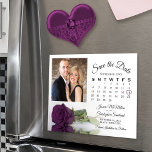Invitación Magnética Plum Purple Rosa Calendario y foto Guardar fecha i<br><div class="desc">Estas bellas tarjetas magnéticas son la manera perfecta de hacer saber a tu familia y amigos que ahorran la fecha para tu próximo boda. El diseño romántico incluye un único rosa de color púrpura de ciruela o berenjena de tallo largo sobre su lado reflejando o reflejado en un estanque de...</div>