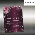 Invitación Magnética Purpurina de floros rosa burdeos de cumpleaños<br><div class="desc">Para una elegante fiesta de cumpleaños número 40 (o cualquier edad). Color de fondo de degradado burdeos. Decorado con chispas purpurinas y flores de imitación rosa. Personalice y agregue un nombre,  edad y detalles del fiesta. El nombre se escribe con un guión de estilo con letras a mano</div>