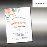Invitación Magnética Rosa de cumpleaños oro floral eucalipto lujo<br><div class="desc">Una elegante invitación con tarjeta megnética para una fiesta de cumpleaños número 40 (o cualquier edad). Un fondo blanco moda. Decorada con una flor rosa de color oro rosa y rosa y rosa, con hojas de eucalipto verdes, florales, verdes, escarabajos, vegetación y una falsa primavera dorada. Personalizar y el nombre...</div>