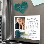 Invitación Magnética Rosa verde azulado Boda fotográfico de calendario<br><div class="desc">Estas bellas tarjetas magnéticas son la manera perfecta de hacer saber a tu familia y amigos que ahorran la fecha para tu próximo boda. La decoración romántica se compone de un único rosa verde azulado de tallo largo, turquesa o de color agua oscura, que se refleja en su lado o...</div>