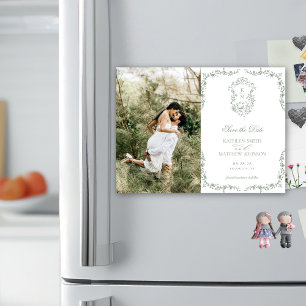 Invitación Magnética Sage Green Monogram Vintage Escudo Guardar La Fech