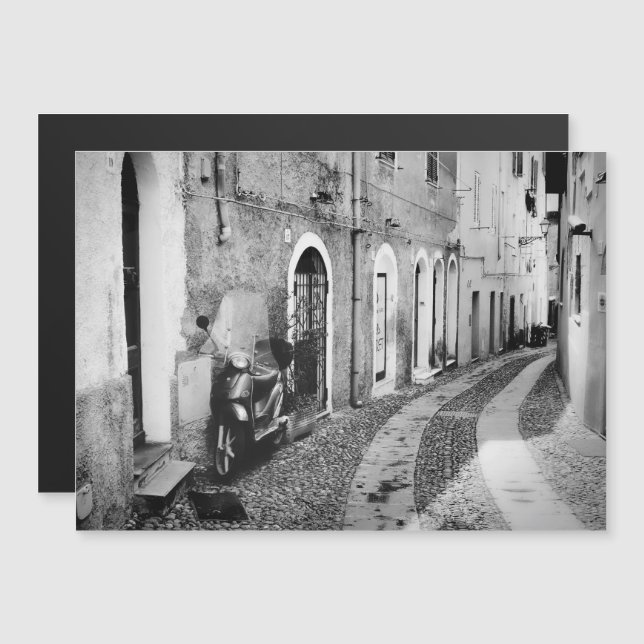 Invitación Magnética Scooter en una calle de Italia en blanco y negro (Anverso/Reverso)