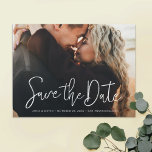 Invitación Magnética Simple elegante foto boda personalizada Guardar la<br><div class="desc">Esta sencilla y moderna boda fotográfica permite guardar la plantilla de la tarjeta magnética de fecha con las funciones "Save the Date" en un guión moderno y animado con sus nombres, fecha y boda en una sola línea debajo. El texto es un blanco crujiente. Añade tu foto favorita y tus...</div>