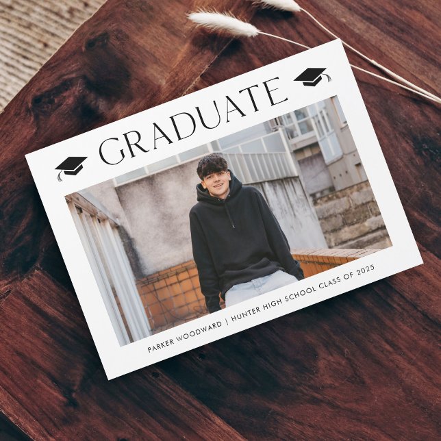Invitación Magnética Simple graduación de foto (Simple black and white cap photo graduation announcement magnetic card.)