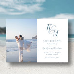 Invitación Magnética Un Monograma Azul Dusty Elegante Clásico Guardar L<br><div class="desc">Duste Blue Elegant Classic Monograma Wedding Save the Date Magnetic Card. Celebra tu día especial con este elegante y hermoso diseño de invitación a la boda para embellecer tu ocasión especial. Todos los textos están preorganizados para que puedas personalizarlos fácil y rápidamente con tus propios detalles.</div>