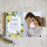 Invitación Magnética Watercolor Lemon Mediterranean Photo Save the Date<br><div class="desc">Anuncie su día especial con nuestra foto de personalizable Save the Date imnet, que presenta una coloración de limones frescos. Esta acuarela combina los alegres tonos amarillos de los limones con la elegancia de las baldosas marroquíes blancas, azules y amarillas, creando un estilo mediterráneo. El diseño combina con gusto cítricos...</div>