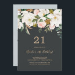 Invitación Magnolia elegante | 21º cumpleaños negro y blanco<br><div class="desc">Esta elegante invitación a los 21 años en blanco y negro de magnolia es perfecta para un evento moderno y elegante. El diseño floral húmedo incluye peonías color agua rosada, magníficas flores de magnolia blanca y algodón con hojas doradas y verdes en un arreglo lujoso sobre un fondo oscuro. Personaliza...</div>