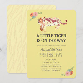 Invitación Mamá Tigre lleva una bebida amarilla de Baby Showe