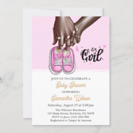 Invitación Mamá y papá sosteniendo Baby Shower con zapatos de