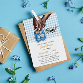 Invitación Mamá y papá sostienen Baby Shower de zapatos azule