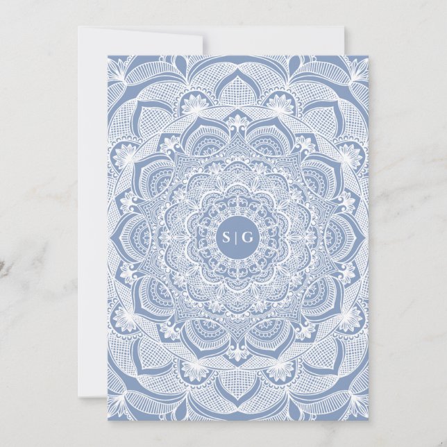 Invitación Mandala azul polvorienta de encaje floral blanco (Anverso)