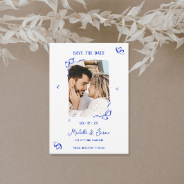 Invitación Mano azul singulares dibujando una foto en reverso