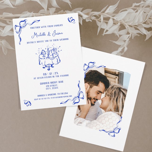 Invitación Mano azul singulares dibujando una foto en reverso (hand drawn wedding invitation with photo. ink blue doodles of wedding table with cake and champagne)