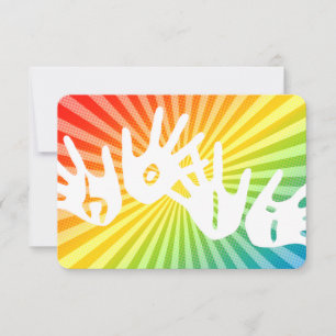 Invitación manos de los rayos de arcoiris holi