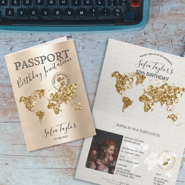 Invitación Mapa único de pasaporte de cumpleaños feliz de cua (gold passport with gold glitter world map and balloons birthday invitation)