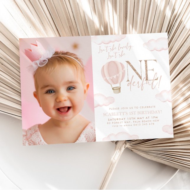 Invitación Maravilloso globo aerostático 1er cumpleaños Foto (Isn't she lovely, Isn't she Onederful? Pink hot air balloon 1st birthday photo invitation)