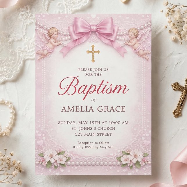 Invitación Marco floral de bautizo con querubín y lazo rosa (Pink baptism invitation with cherubs, bow, pearls and floral lace details)