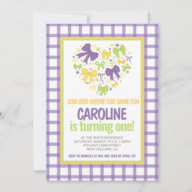 Invitación Mardi Gras Krewe Coquette Bow Primer Cumpleaños (Anverso)