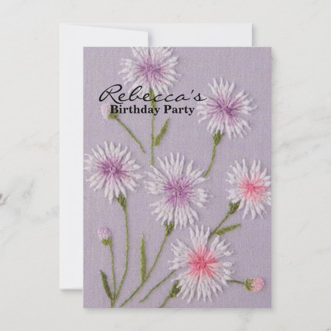 Invitación margarita blanca floral del bordado púrpura lindo (Anverso)