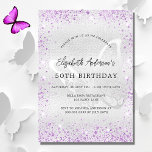 Invitación Mariposa violeta de plata de cumpleaños enciende l<br><div class="desc">Una invitación de cumpleaños moderna,  elegante y minimalista. Un fondo de color falso plateado decorado con chispas de imitación de purpurina violeta y una mariposa como marca de agua. Personalice y agregue sus nombres y detalles del boda. Letras de color negro.</div>