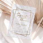 Invitación Mármol de la tipografía moderna de imitación de or<br><div class="desc">Moderna tipografía de escritura de oro falso geométrico mármol blanco Sweet 16 cumpleaños invitación de fiesta con tipografía de remolinos y un marco geométrico de franja de oro falso minimo sobre elegante mármol blanco moderno.</div>