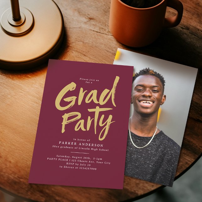 Invitación Maroon Gold Simple Moderno Brush Script Grad Fiest (Maroon Gold Simple Modern Brush Script Grad Party Invitation)