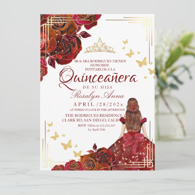 Invitación Maroon Rojo Mariposa de Oro Quinceañera (Anverso de pie)