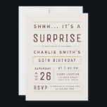 Invitación Marrón Cualquier edad tipografía moderna Sorpresa<br><div class="desc">Moderna y mínima tipografía divertido invitación de cumpleaños sorpresa para adultos en beige neutro y marrón,  genial para 21,  30,  40,  50,  60,  70,  80,  90 o cualquier otra fiesta de cumpleaños simple,  fiesta sorpresa,  o cualquier otra ocasión! Personalizado con su propio texto e información fiesta.</div>