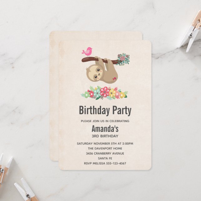Invitación Marrón lindo Sloth colgando boca abajo Cumpleaños (Anverso/Reverso In Situ)