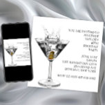 Invitación Martini Glass Mans Birthday Party<br><div class="desc">Moderno y crujiente vaso de martini frío y invitación a la fiesta de cumpleaños del hombre de oliva. Esta elegante y distinguida invitación del martini party se personaliza fácilmente para el evento añadiendo los detalles del evento, el estilo de fuente, el tamaño y color del tipo de letra y la...</div>