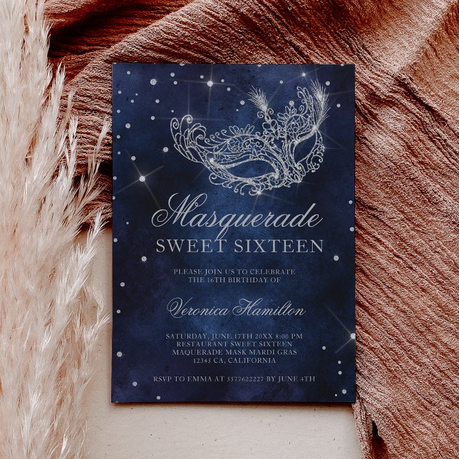 Invitación Máscara de máscaras de purpurina plateado azul mar (Silver glitter masquerade mask navy blue Sweet 16 Invitation)