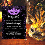 Invitación Mascarada fiesta máscara purpurina púrpura negra<br><div class="desc">Para una elegante Masquerade, fiesta de cumpleaños número 21 (o cualquier edad). Un fondo negro clásico. Decorado con chispas purpurinas de imitación violeta y una máscara de mascarada. Personalice y agregue un nombre, edad y detalles del fiesta. El nombre se escribe con un guión de estilo con letras a mano...</div>
