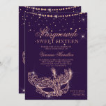 Invitación Mascarada mascarada rosa purpurina oro morado dulc<br><div class="desc">Un dieciséis moderno,  moda y glamuroso dulce con una máscara de máscaras de purpurina rosa de oro dibujada a mano con un diamante rosa purpurina de oro chispa sobre un fondo morado oscuro.</div>