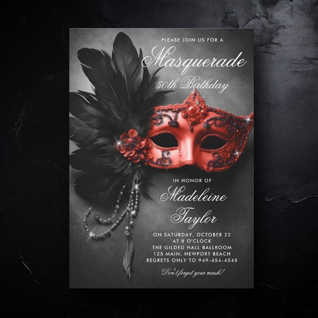 Invitación Mascarada Red Red Elegante Moda 50 cumpleaños (50th birthday invitation for women masquerade theme black red glitter feathers elegant painting)