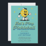 Invitación Mascota Personalizado de baloncesto Funny Fiesta d<br><div class="desc">Una invitación divertida para tu próximo fiesta de pickleball. El diseño presenta una graciosa mascota personalizado retro de pickleball con una gorra y las palabras "Juguemos a la pelota" con una letra divertida. Añada fácilmente todos los detalles de su fiesta personalizado. Ideal para una fiesta de cumpleaños de pickleball para...</div>